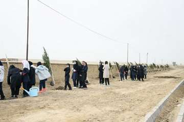 کاشت بیش از 2600 اصله نهال مثمر در مناطق عملیاتی شرکت نفت مناطق مرکزی ایران/شرق