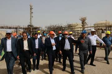 بازدید مدیرعامل شرکت نفت مناطق مرکزی ایران و هیات همراه از میدان نفتی خشت