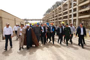 بازدید مدیرعامل شرکت نفت مناطق مرکزی ایران و هیات همراه از میدان نفتی خشت