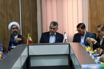 بازدید مدیرعامل شرکت نفت مناطق مرکزی ایران و هیات همراه از میدان نفتی خشت