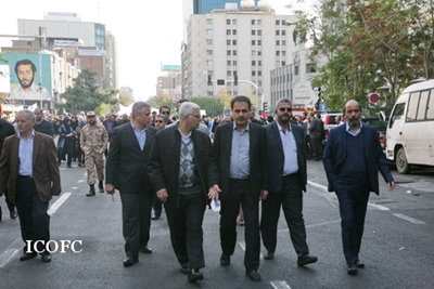 حضور جمعی از کارکنان نفت مرکزی در راهپیمایی گرامیداشت یوم الله ١٣ آبان