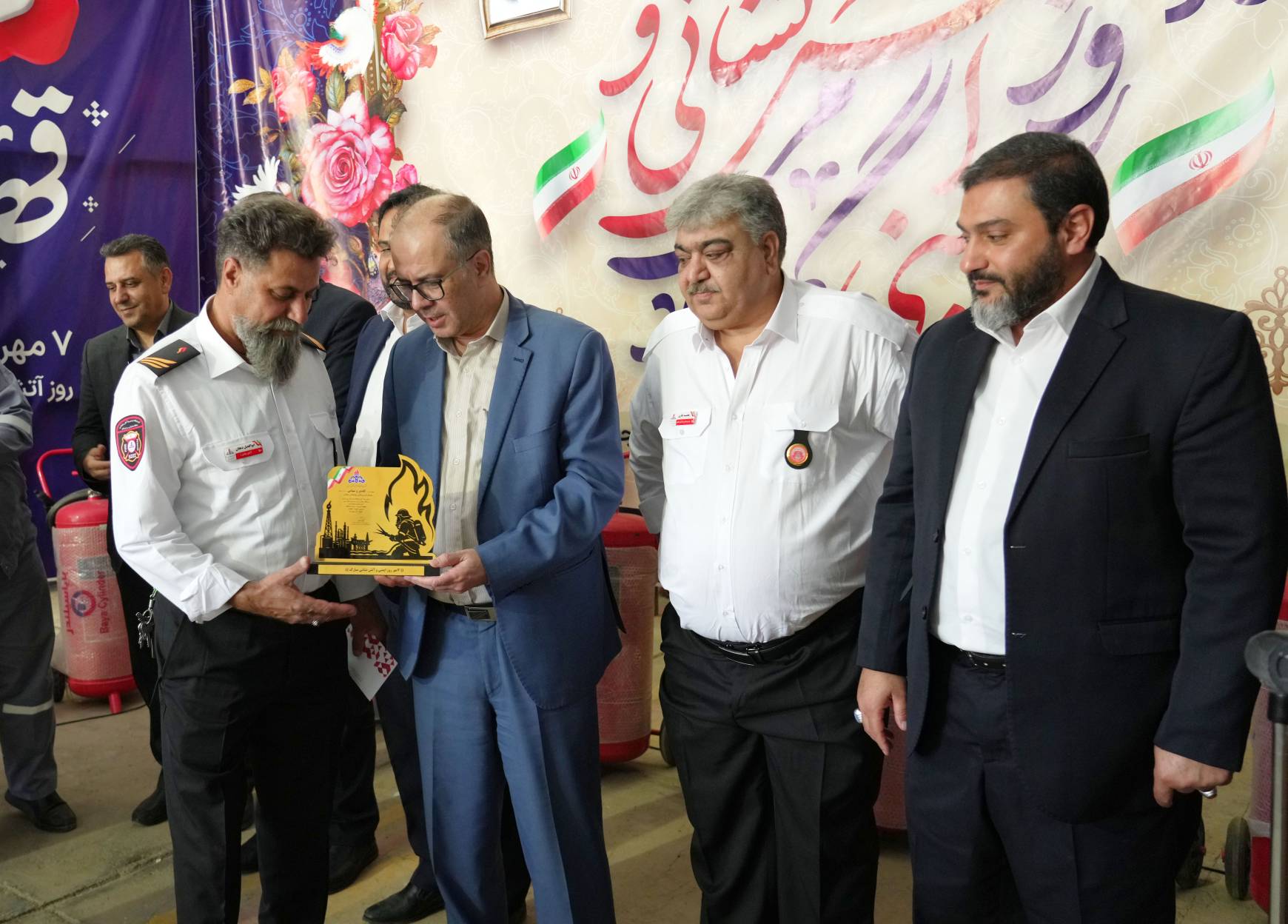 مراسم تجلیل از آتشنشان  و نفرات برتر ایمنی منطقه عملیاتی سراجه قم برگزار شد 