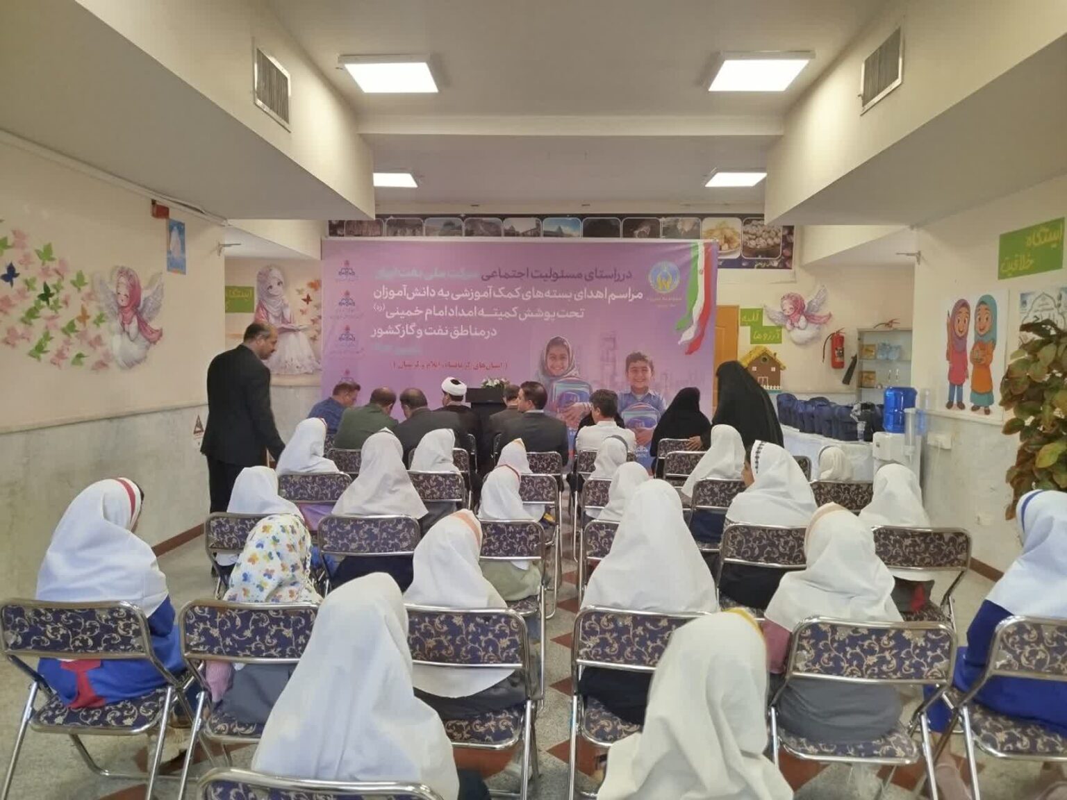  تداوم رویکرد عدالت آموزشی شرکت ملی نفت ایران با توزیع ۲ هزار بسته نوشت‌افزار در مناطق محروم استان کرمانشاه